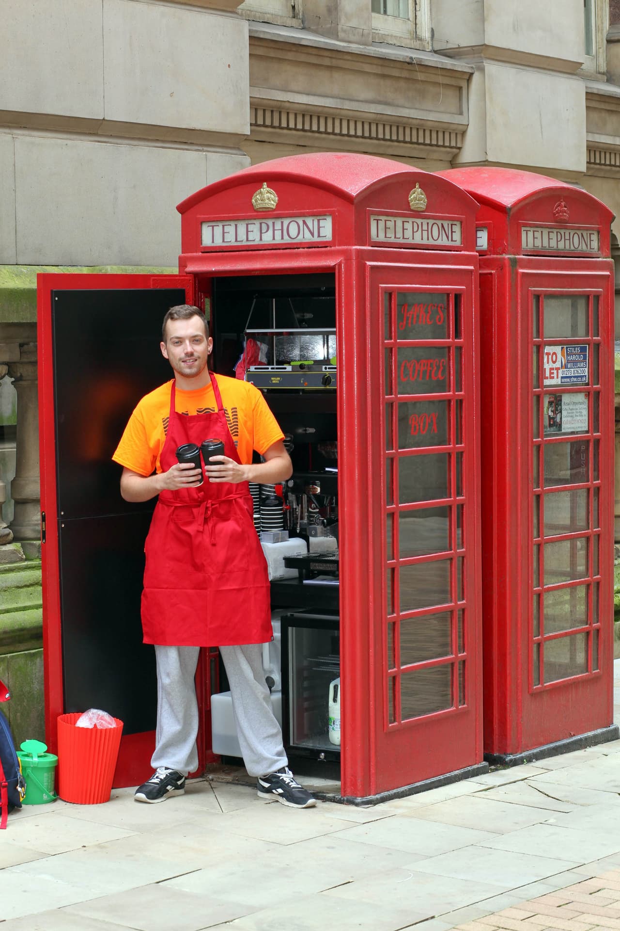 ¿No te parecería genial y súper retro pasar por tu café en una antigua cabina telefónica? ¡En Inglaterra ya existe!