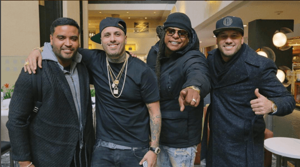 En la Gran Manzana no llegó solo, ya que fueron los chicos de Zion y Lenox, quienes lo acompañaron en escena.