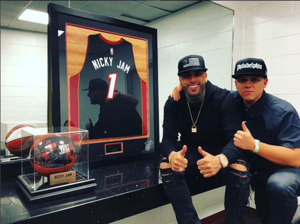 El cantante publicó un emotivo post junto a esta playera: "Como las tortugas, lento, tranquilo y seguro. Una y mil veces dándole gracias a Dios por tanto. Gracias @sonymusiclatin gracias @codiscos gracias @laindustriainc y todos los que algún día aportaron que están y no están mil gracias. SOLDOUT MIAMI", dijo Nicky.