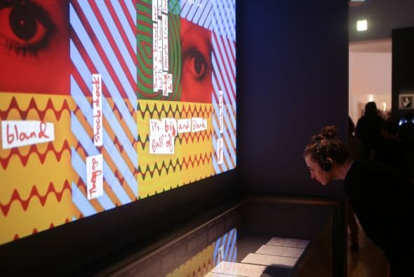 La exhibición se presenta en el Museo de Arte Contemporáneo de Chicago desde el 23 de septiembre y documenta la extensa carrera musical de uno de los iconos del glam rock británico.