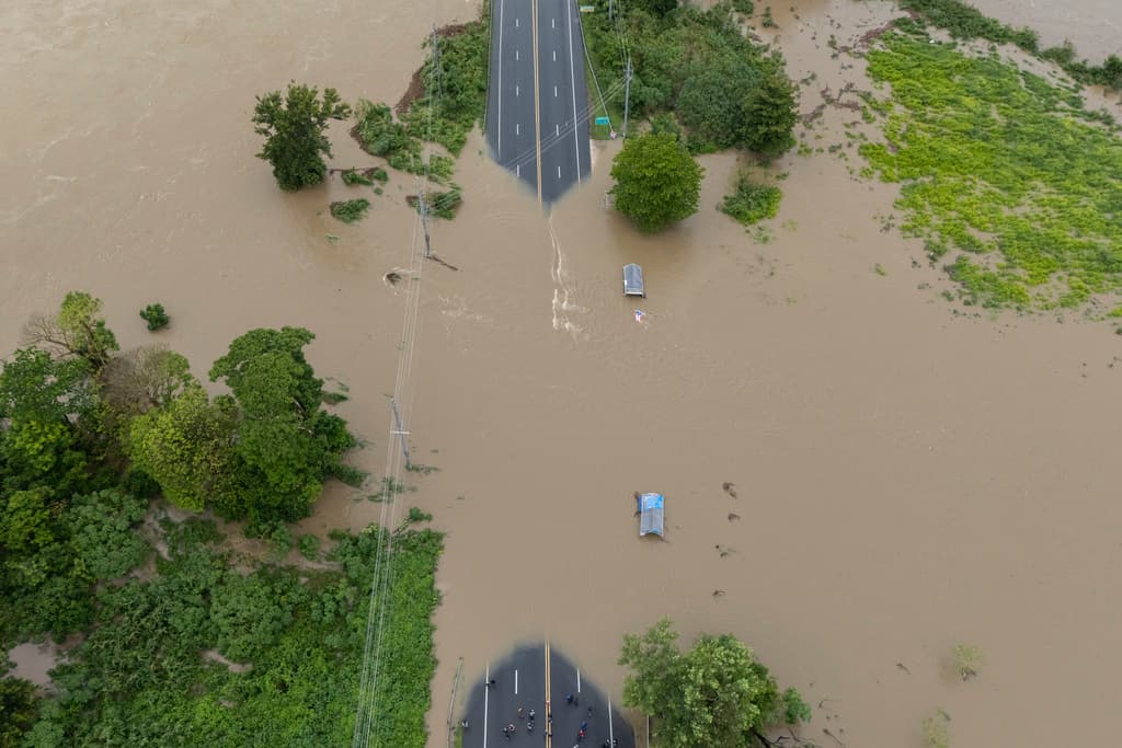 Aunque su impacto fue de tormenta tropical, el hoy huracán Ernesto causó grandes daños en Puerto Rico durante su paso cercano en la madrugada del miércoles.