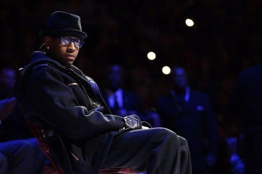 Antes de ser una estrella de la NBA, Allen Iverson fue condenado a cinco años de prisión por una pelea. El basquetbolista salió luego de cuatro meses pues se alegó que tenía un gran futuro en el deporte ráfaga.