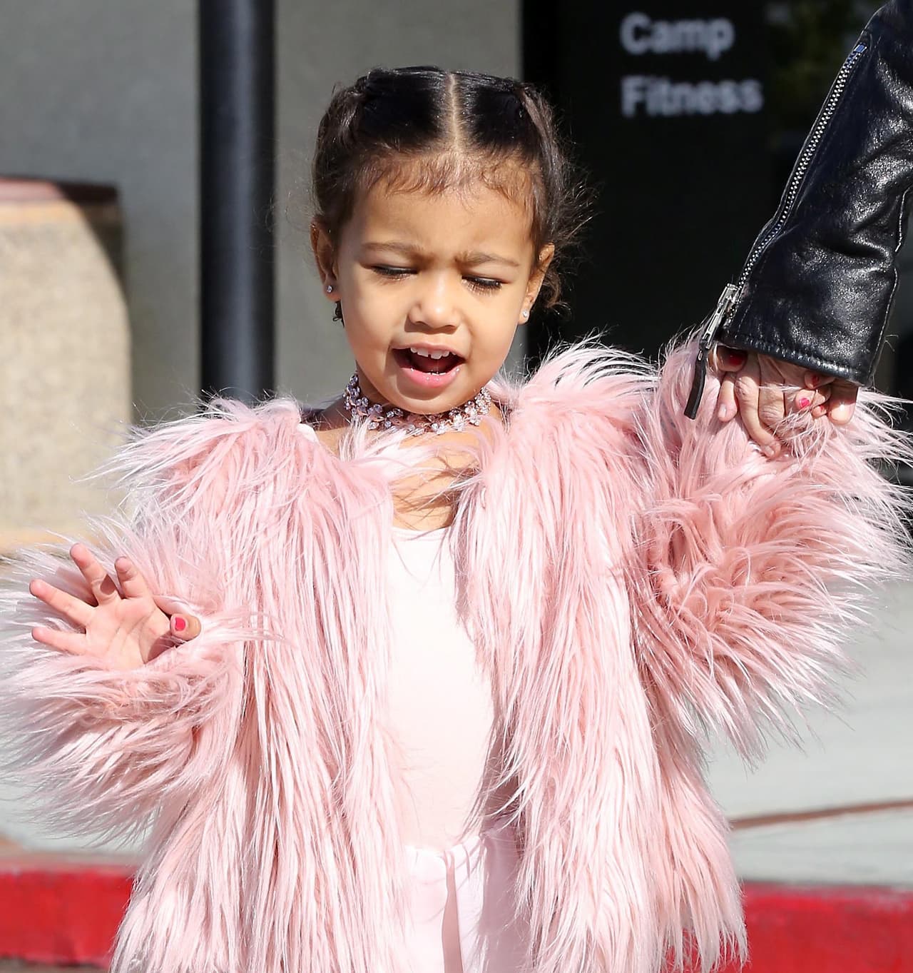 Además de su abrigo y su tutú, Nori portaba una gargantilla súper coqueta.