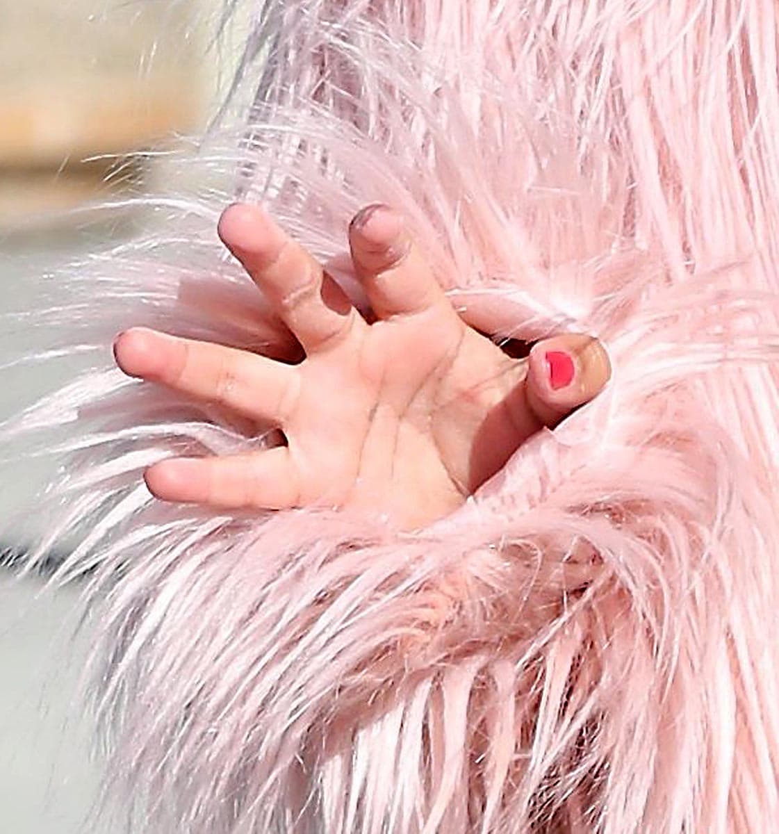 Hasta las uñas las llevaba color rosa.