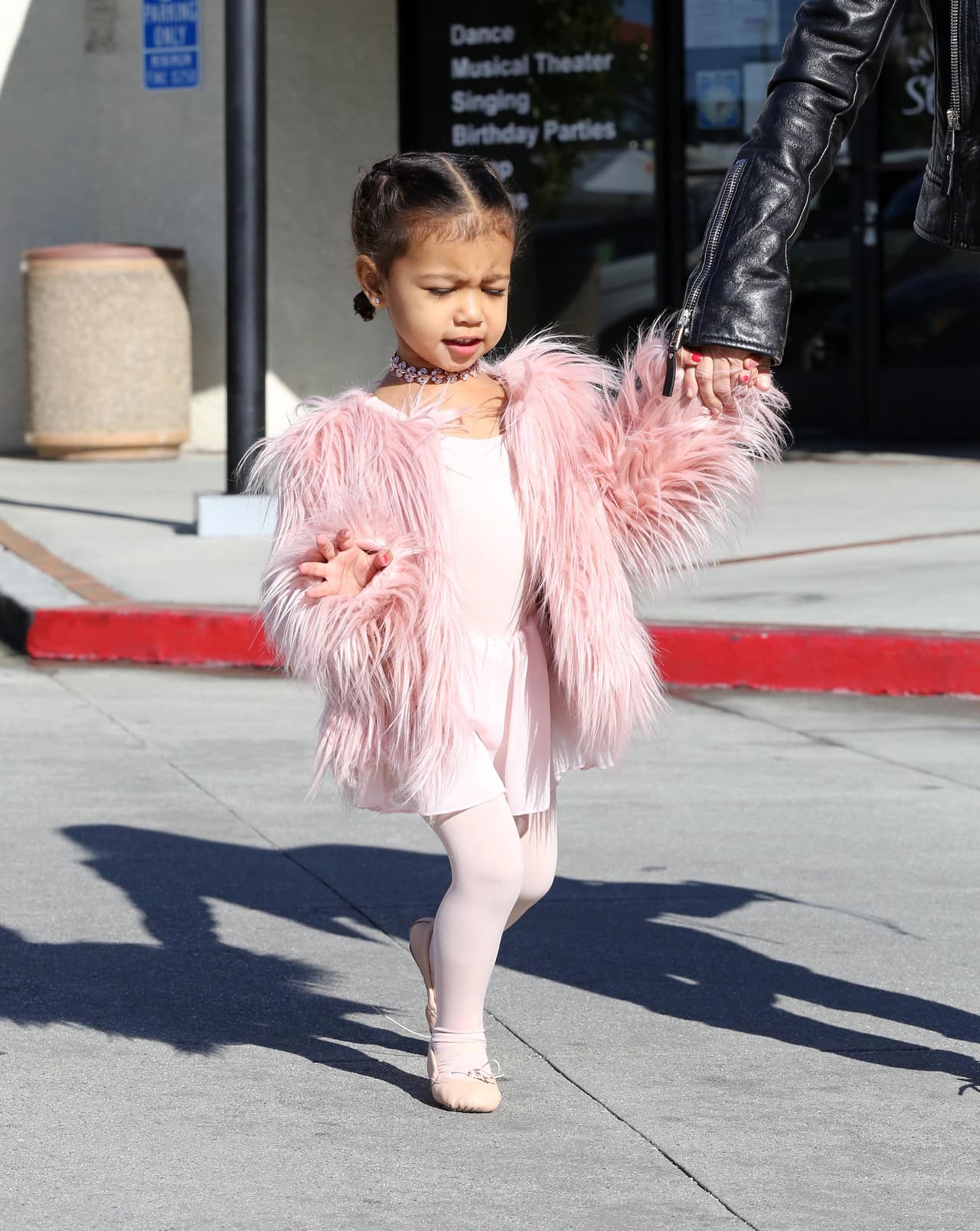 Usó un abrigo de peluche rosa.