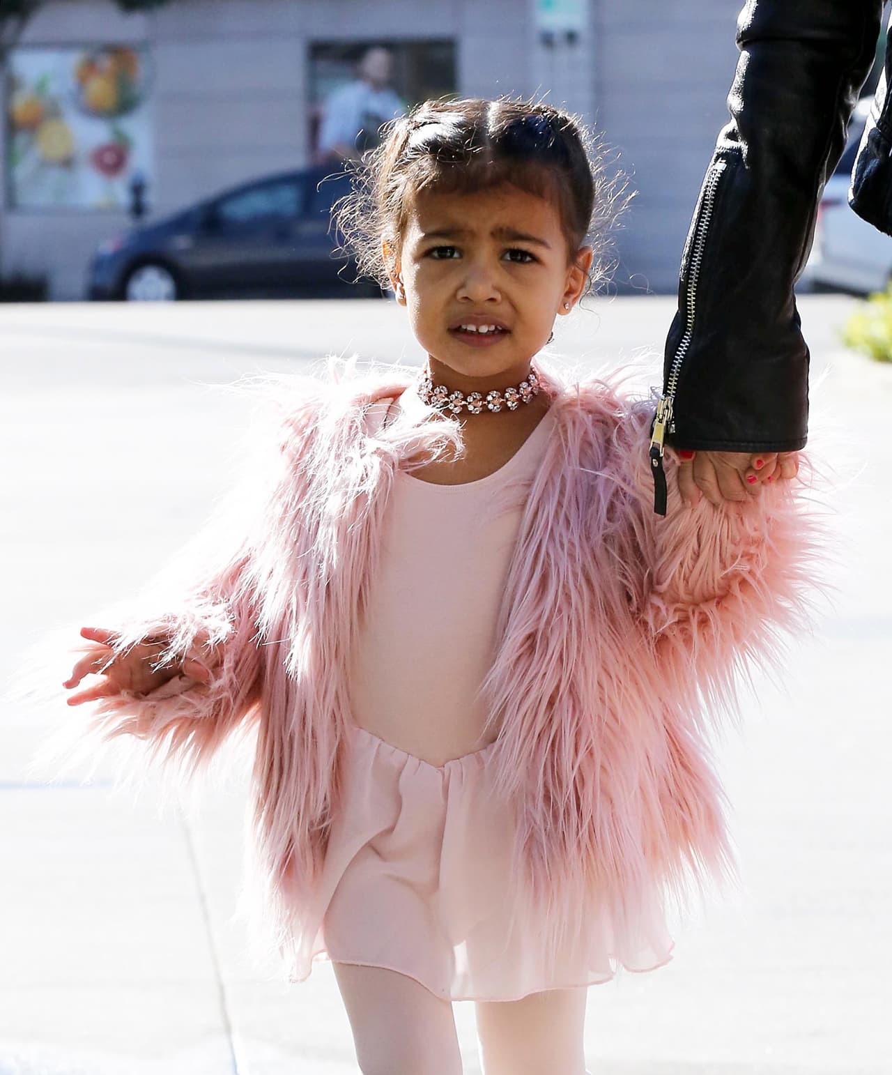 No podría lucir más tierna y chic.