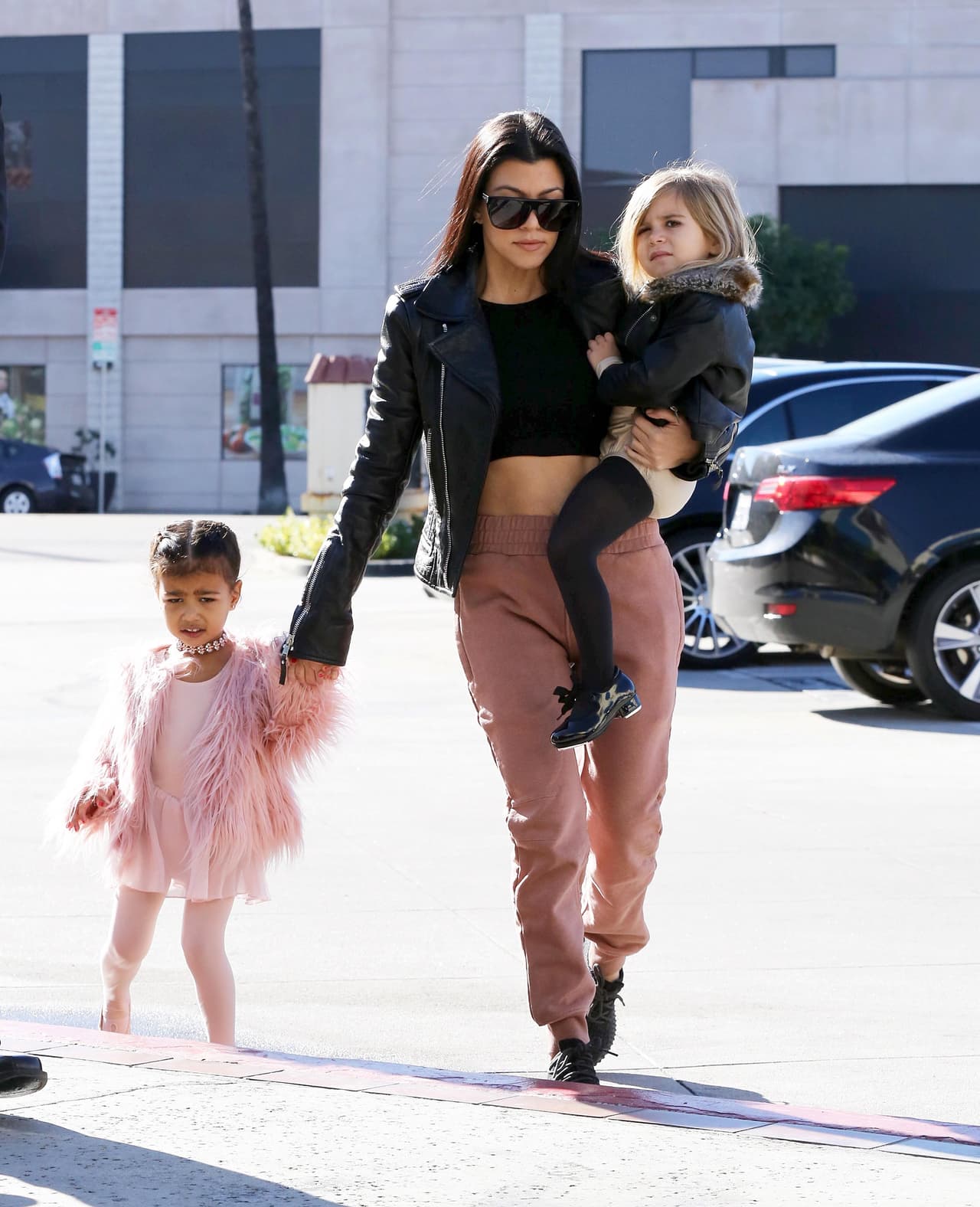 La nena de Kim y Kanye fue vestida toda de rosa.