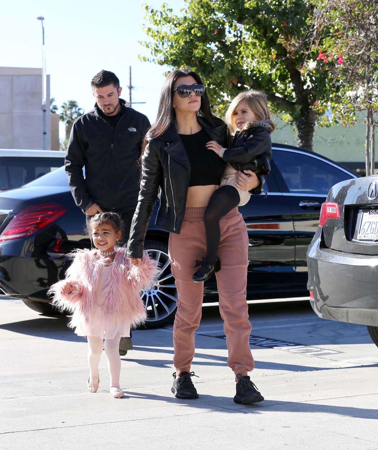 Kourt también iba muy coqueta, mostrando sus 'abs'.