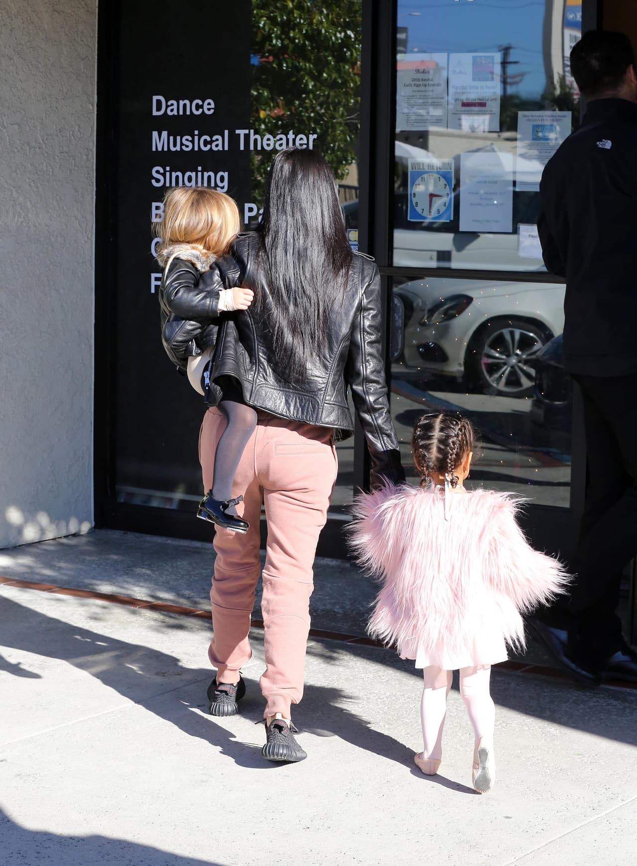 Así entraron a sus lecciones de ballet.