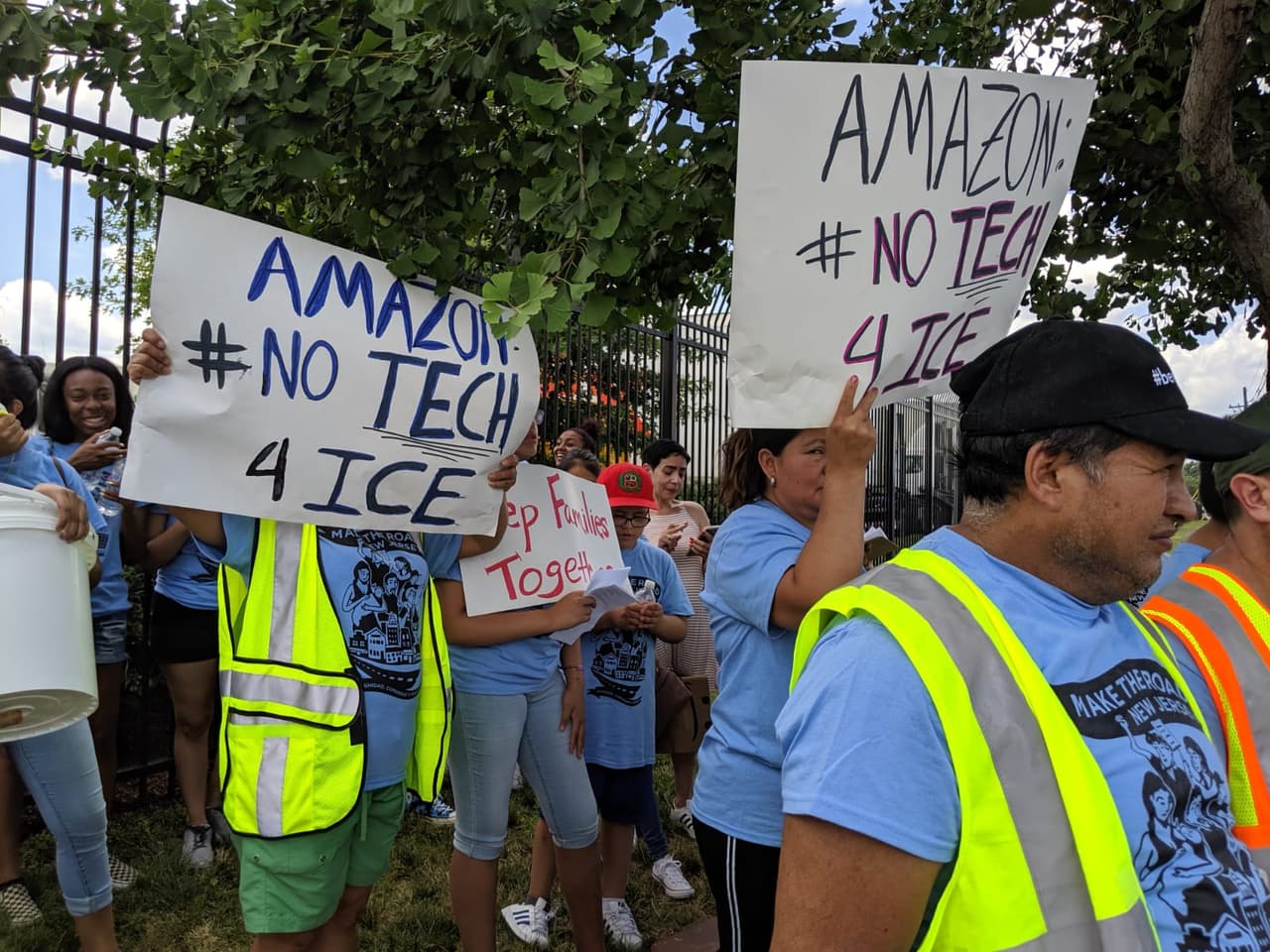 "Los inmigrantes indocumentados de Nueva Jersey pagan cerca de $600 millones en impuestos estatales y locales cada año, según el no partidista Instituto de Impuestos y Política Económica. Eso es $600 millones más de lo que Amazon - propiedad del hombre más rico del mundo - pagó en impuestos federales", apuntó Ana Ramírez, activista de Make the Road NJ.