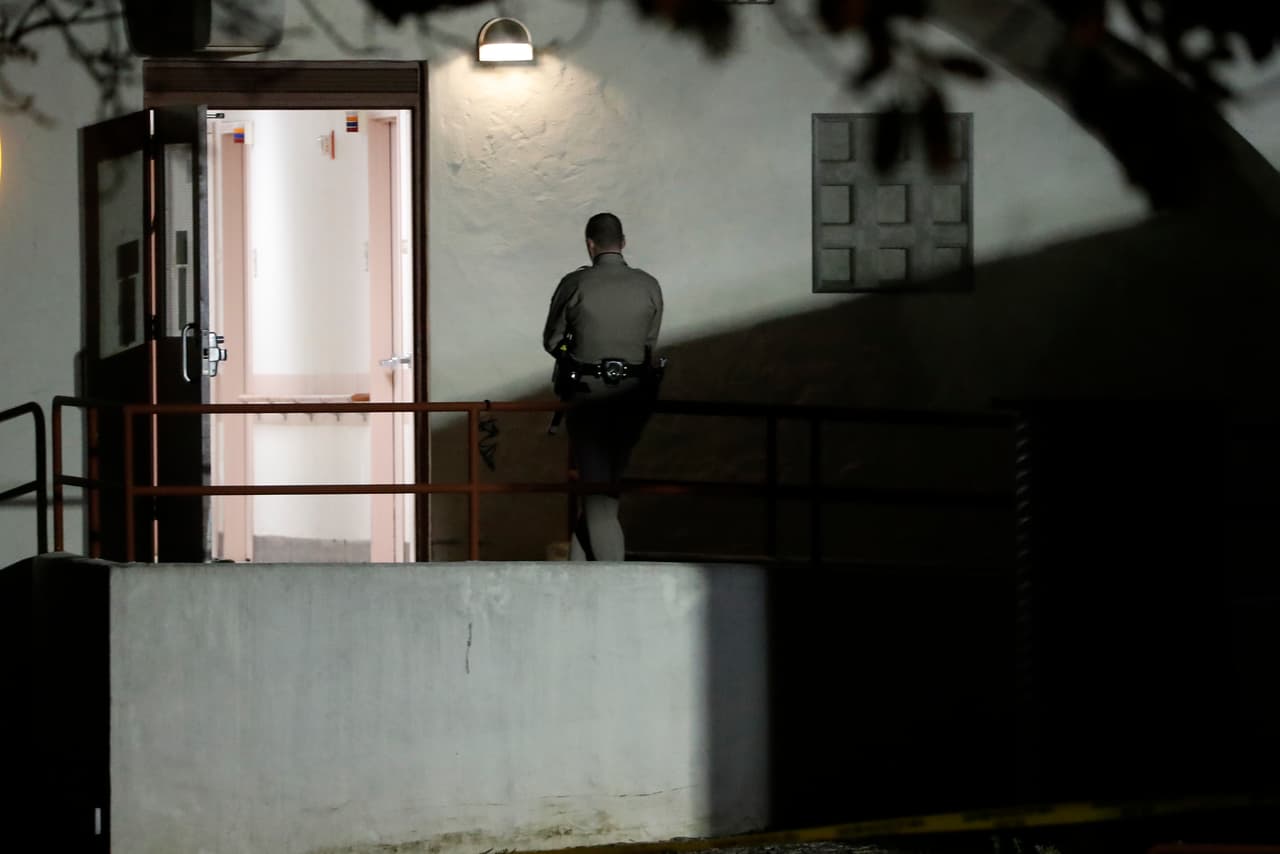 Agentes del orden esperaban afuera de uno de los edificios del Hogar de Veteranos en Yountville.