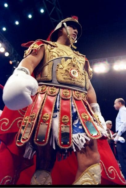 Fue campeón mundial de los pesos superpluma, ligero y ligero junior.