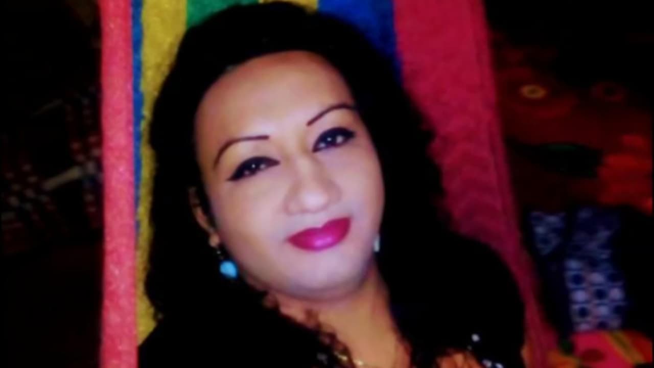 La lanzaron de una patrulla en marcha: videos implican a policías en la muerte de mujer transgénero deportada a El Salvador