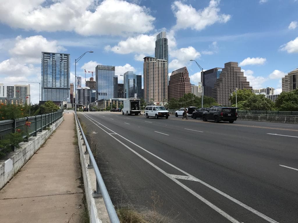 Las autoridades dijeron que los oficiales del Departamento de Seguridad Pública (DPS, por sus siglas en inglés) de Texas habían estado persiguiendo a la mujer cuando se detuvo en el puente.