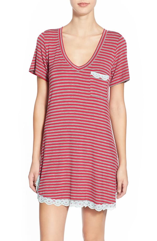 Nostalgia navideña Cuando éramos niñas esperábamos con ansias la mañana en que comprobaríamos si Santa Claus se había comido sus galletas. De ser así, esta sería la primer señal de que ese juguete que tanto esperábamos se encontraba oculto detrás del papel rojo con pingüinos en él. Ahora, podemos retomar un poco de ese sentimiento con pijamas tan cool como esta, creada por Topshop, y que pone a prueba la relación de Barbie. Lleva –literalmente– a Ken hasta tu cama. (En poliéster y viscosa, Topshop, $38; Topshop)