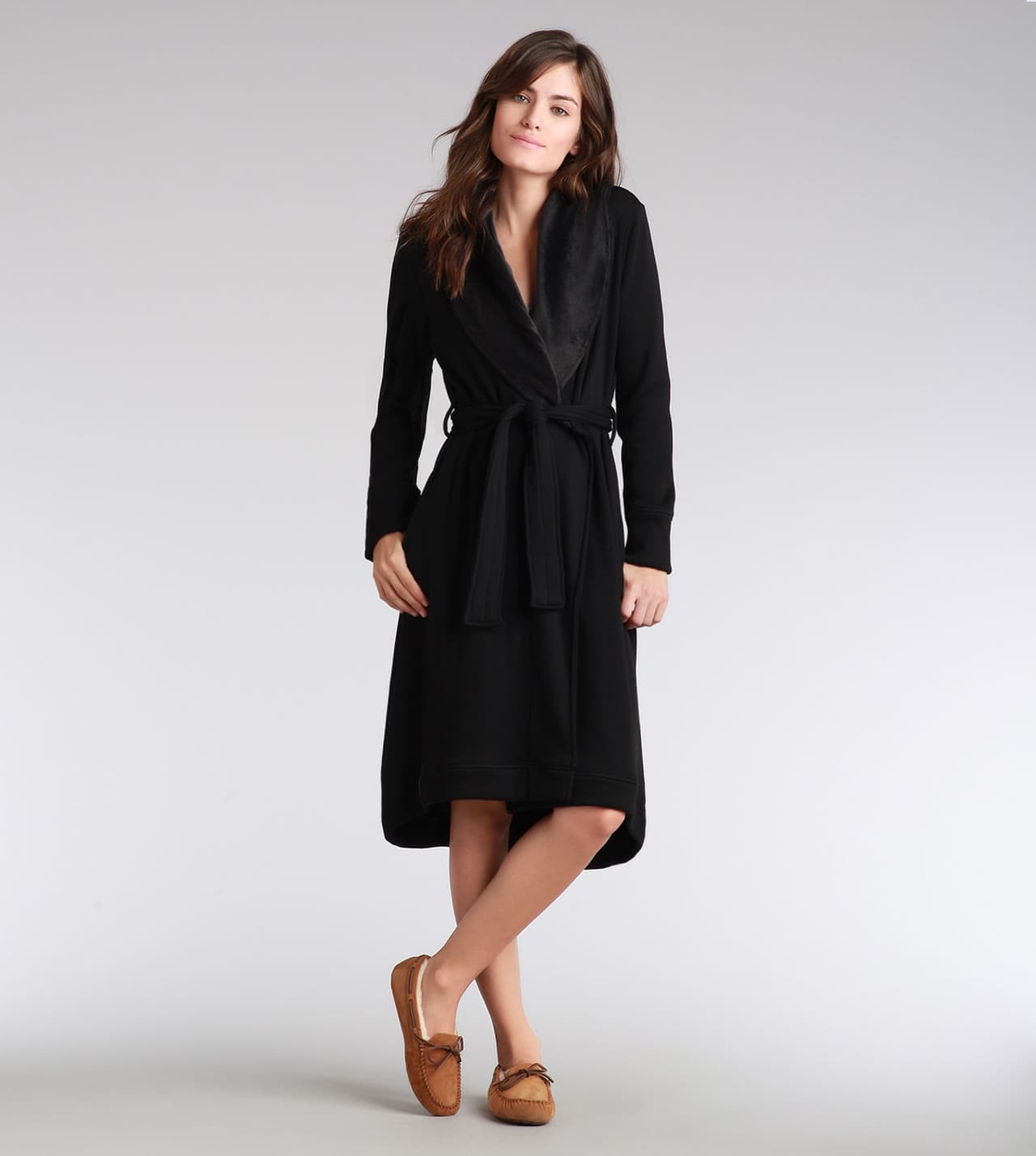 Una bata calientita La forma perfecta de abrigarte y sentirte como en las nubes es una bata de dormir. Los genios detrás de UGG Australia han logrado hacer que cada prenda que toquemos se sienta mejor que un apapacho de nuestro crush. La pareja del año ahora se conforma por una bata y pantuflas de interior acolchonado. (En algodón y poliéster, UGG Australia, $125; UGG Australia)