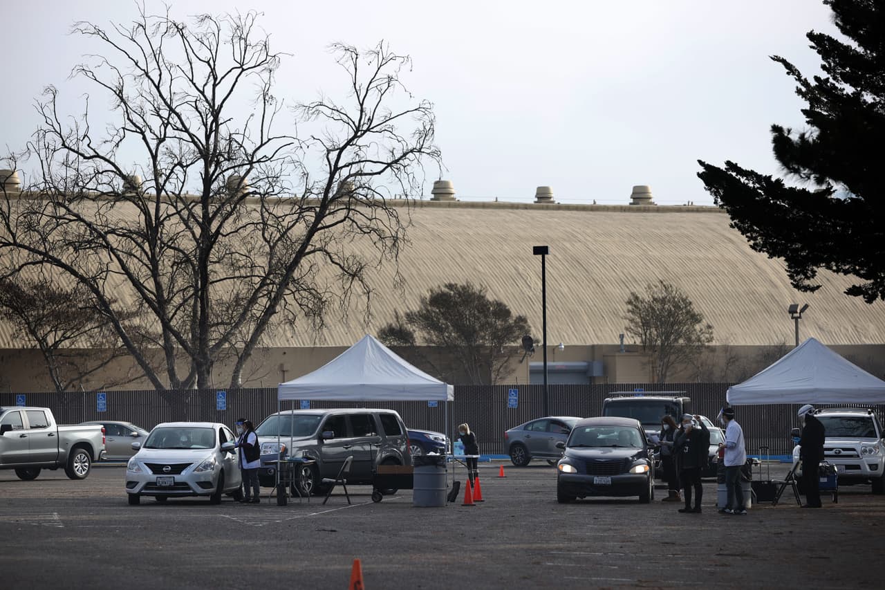 Las personas elegibles son contactadas por los Servicios de Salud del condado para que realicen una cita y asistan a los terrenos de la feria en Santa Rosa para recibir la inmunización.