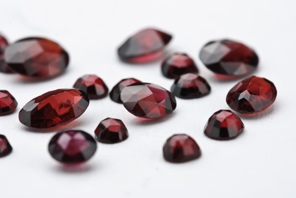 Se encuentran yacimientos de rubíes sobre todo en lugares de Asia, como India, Tailandia, China, Sri Lanka y Birmania. En América se consiguen en Brasil y Colombia, y en mucho menor grado en Estados Unidos. También se extrae en partes de Rusia y Sudáfrica, mientras que los de la península de Malaca y Tanzania son muy valiosos, llegando a alcanzar en valor a los diamantes de mismo tamaño.