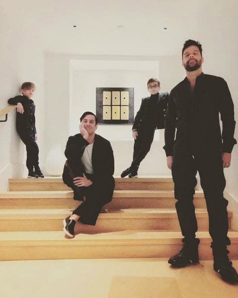 Pero no siempre están solos, los gemelos de Ricky también aparecen junto a ellos.