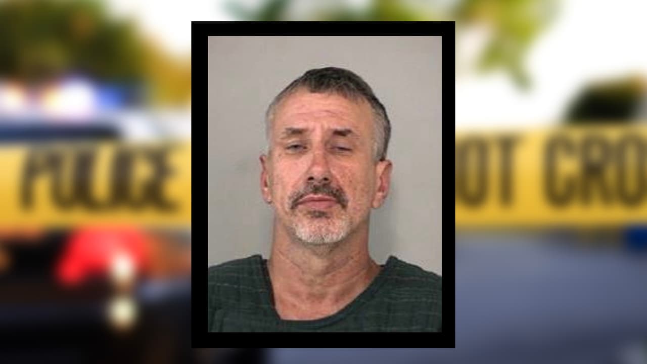 Acusan a hombre de matar a su propia madre en su casa al suroeste de Houston