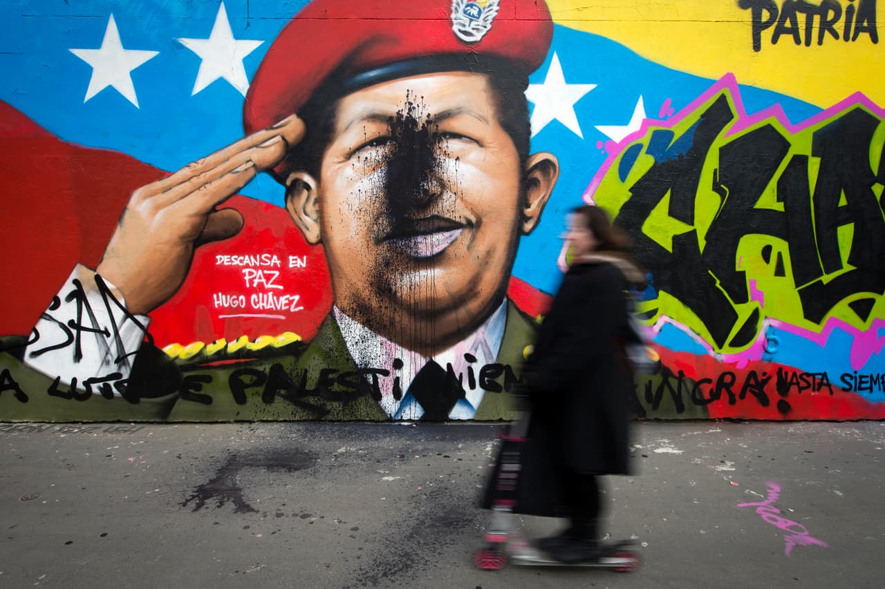 En París, un mural con el Rostro del anterior presidente de Venezuela Hugo Chávez.