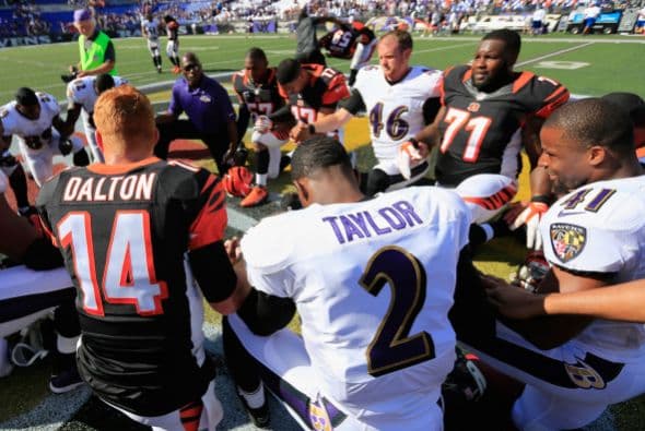 Jugadores forman un círculo de oración después de que los Bengalíes de Cincinnati vencieron a los Ravens de Baltimore 23-16 durante un partido de la NFL en el M&T Bank Stadium el 7 de septiembre de 2014 en Baltimore, Maryland.