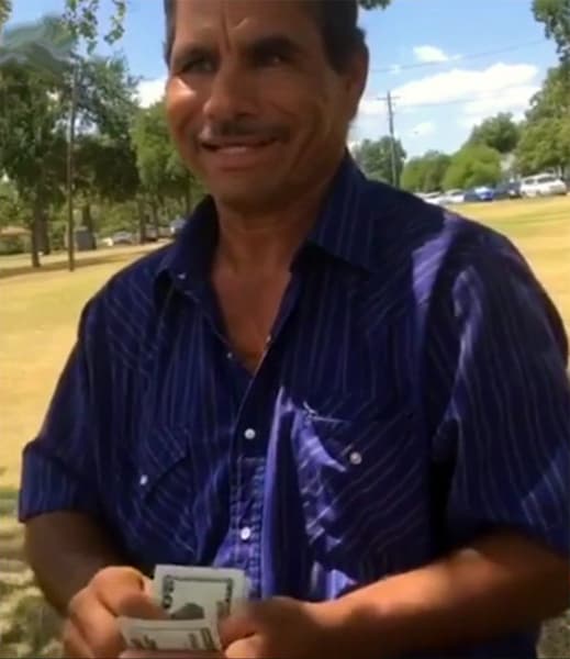 Un paletero en Fort Worth recibió 200 dólares de parte de Klaudia Brady.
