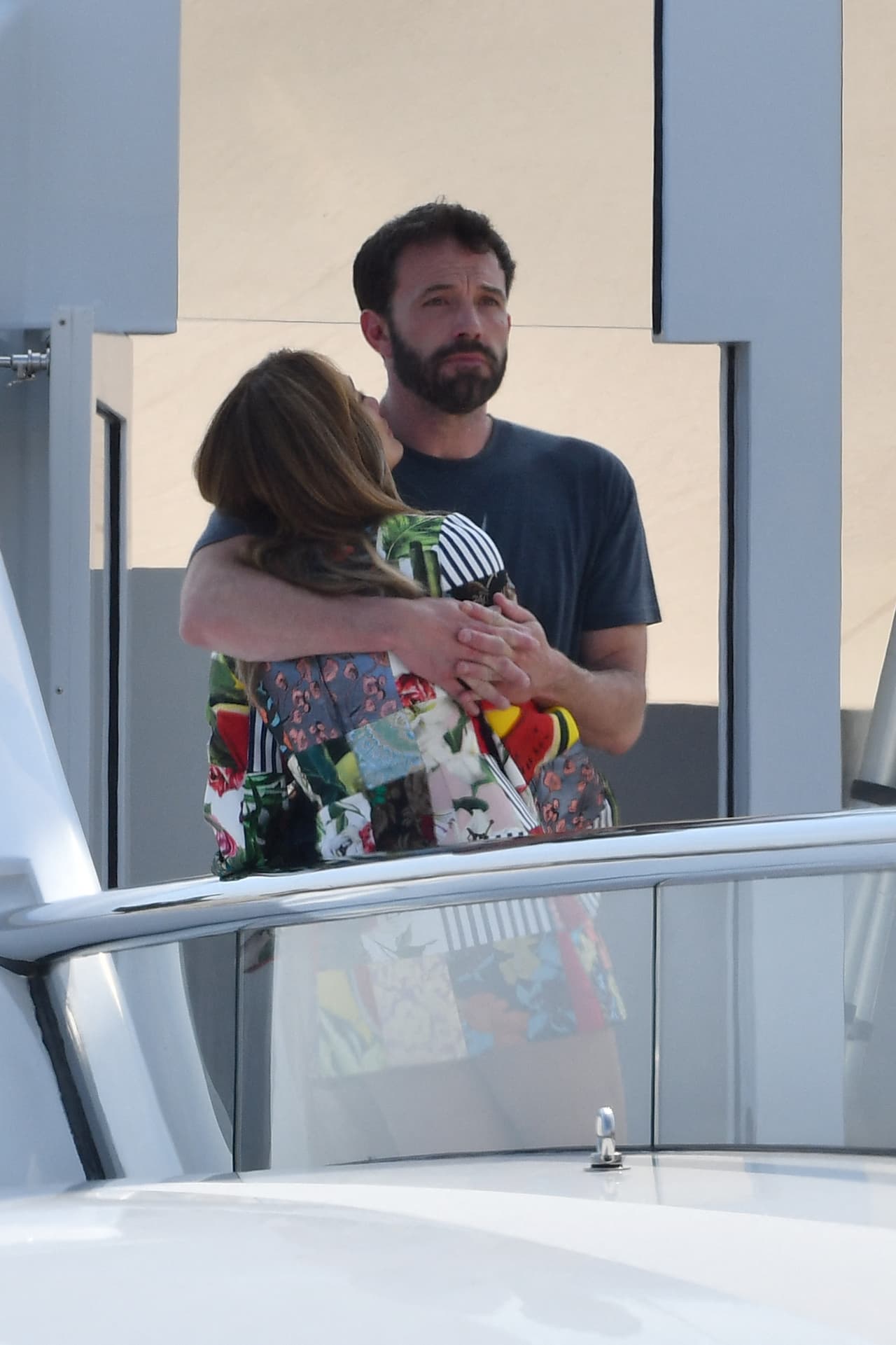 Solo dos semanas después, la prensa comenzó a reportar que 
<b><a href="https://www.univision.com/famosos/jlo-y-ben-affleck-viaje-montana-fotos" target="_blank">estaba saliendo con Ben Affleck. </a></b>
<br>