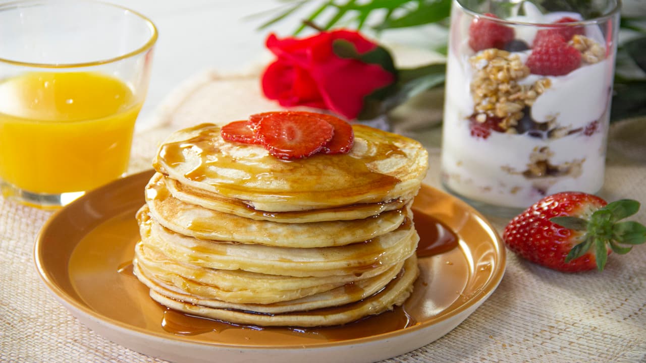 Hot cakes de yogurt y parfait