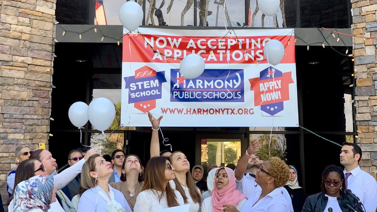Durante la ceremonia los maestros de los pequeños lanzaron globos al aire en honor a las víctimas.