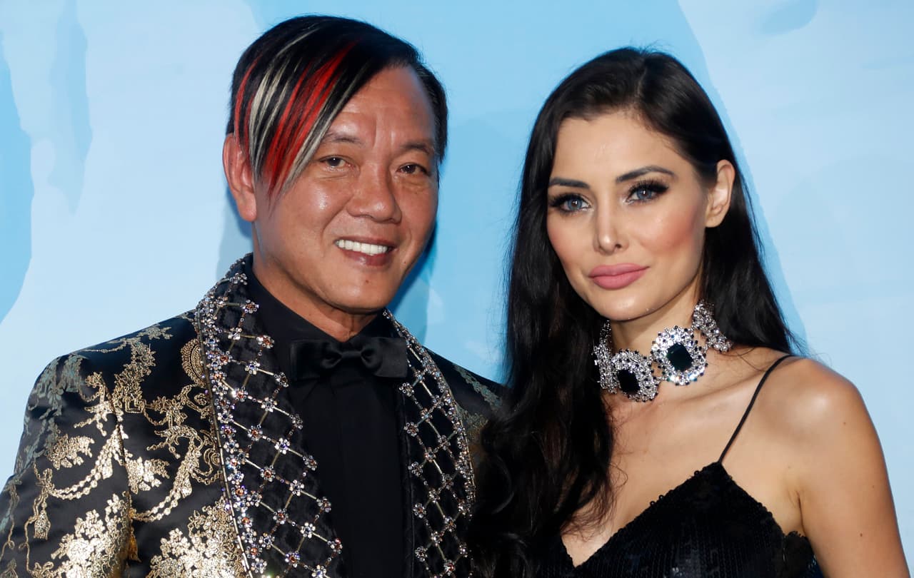 Stephen Hung fue presidente de la empresa del ramo hotelero The 13 Holdings Limited; actualmente dirige SH Capital Group, empresa de la que también es fundador, y es vicepresidente de Rio Entertainment Group, que opera Rio Hotel & Casino en Macao.