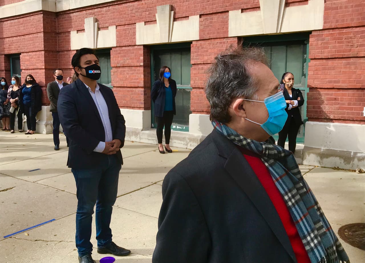 Primer día de votación temprana en La Villita y Pilsen.