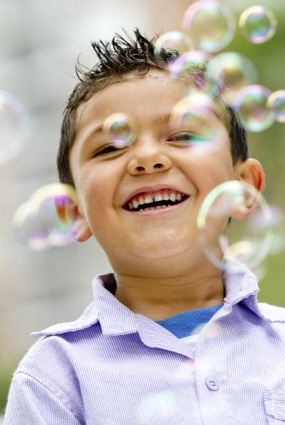 4. Actividades para entretener a los niños Vete por los juegos clásicos: burbujas de jabón, jugar a las estatuas, las sillas musicales, ponerle la cola al burro, juegos de mímica y de baile, etcétera.