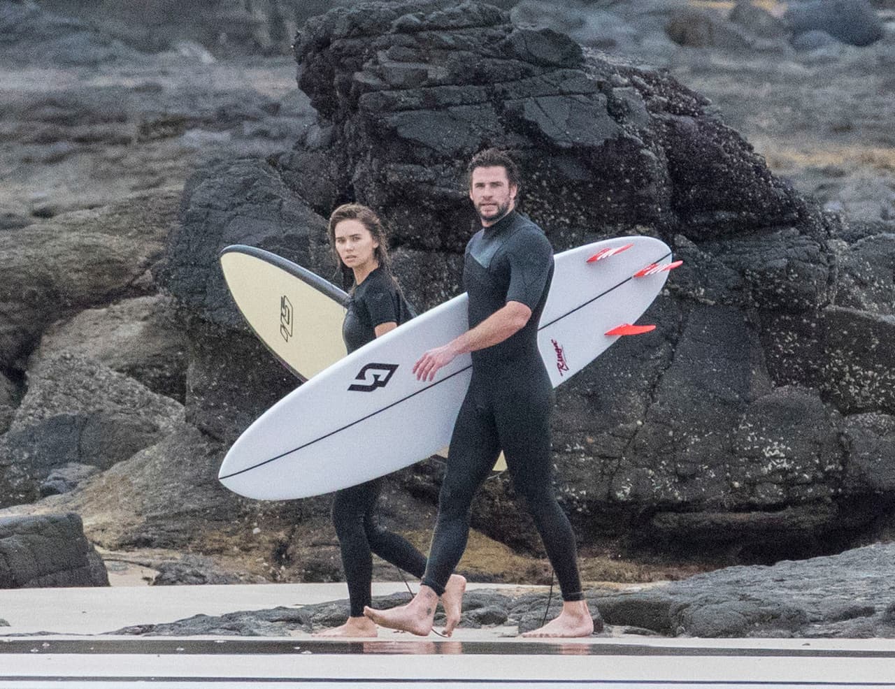 El actor Liam Hemsworth también vive el periodo de aislamiento a su modo. El hermano de Chris Hemsworth fue fotografiado surfeando al lado de la modelo Gabriella Brooks, en la costa sur de Australia.