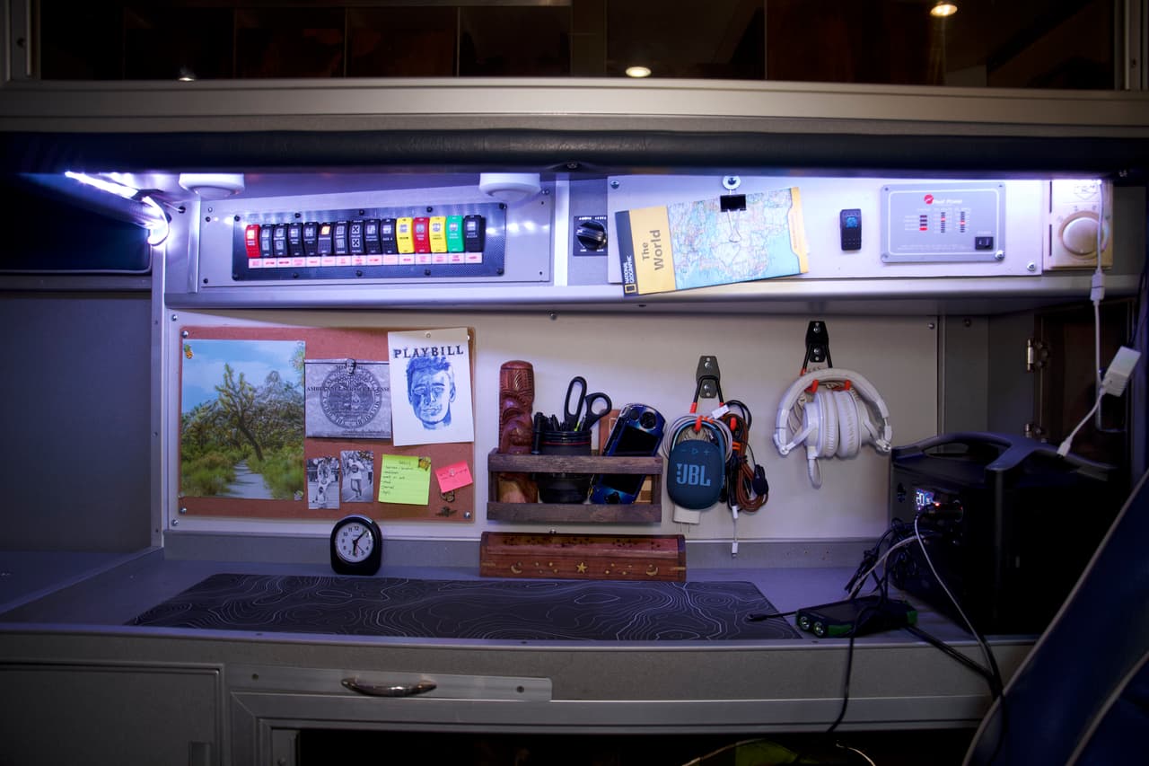 Young dice que vivirá en su ambulancia hasta que se canse, o hasta que ahorre para comprar algo propio. “Simplemente 
<b>no me gusta la idea de pagar renta: </b>siento como que es dar mi dinero, para algo que no es mío”.
<br>