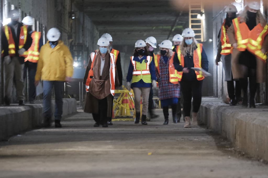 Durante el recorrido, la gobernadora Hochul prometió que durante su mandato completará la segunda fase que comprende la extensión de la línea de la Segunda Avenida.
