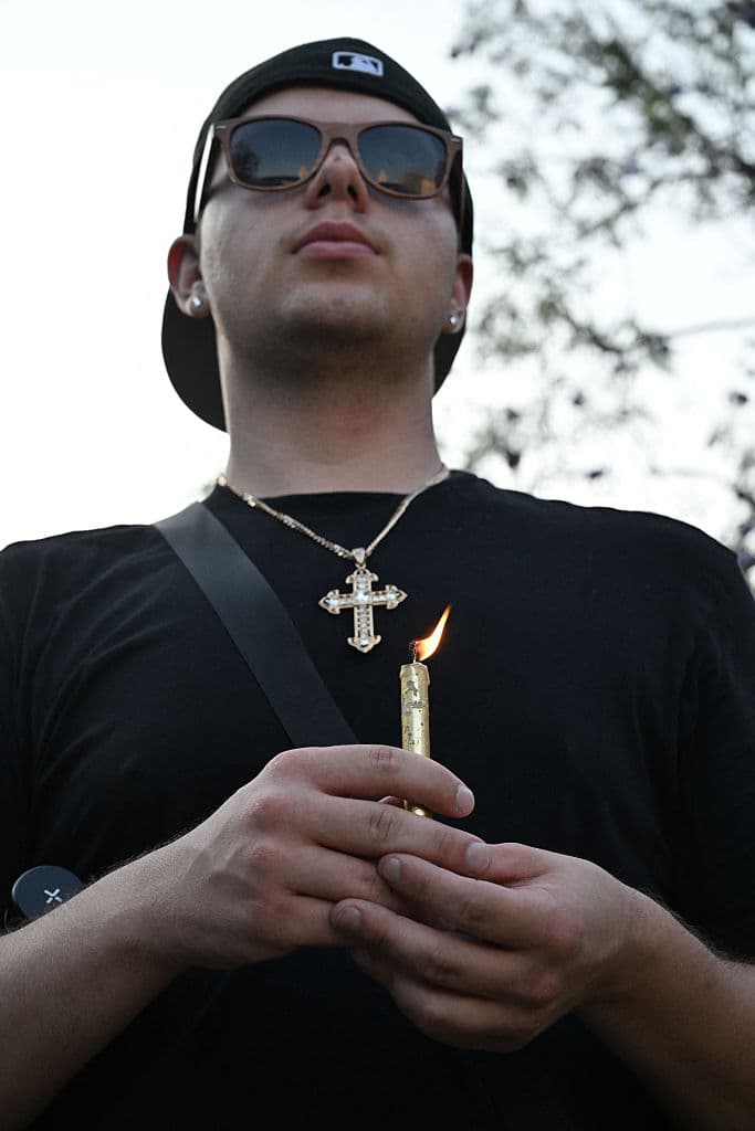 Entre quienes participaron en la vigilia, muy cerca del edificio federal de ICE en el centro de Los Ángeles, había jóvenes que no quieren que se repitan 
<b>enfrentamientos entre manifestantes y autoridades</b> o 
<b><a href="https://www.univision.com/local/los-angeles-kmex/waymo-suspende-servicio-los-angeles-quema-vehiculos-protestas-contra-ice-fotos" target="_blank">disturbios como los del pasado fin de semana</a></b>. 
<br>
<br>Las autoridades han recurrido a 
<b>gases lacrimógenos</b>, granadas aturdidoras y balas de goma para imponer el orden.