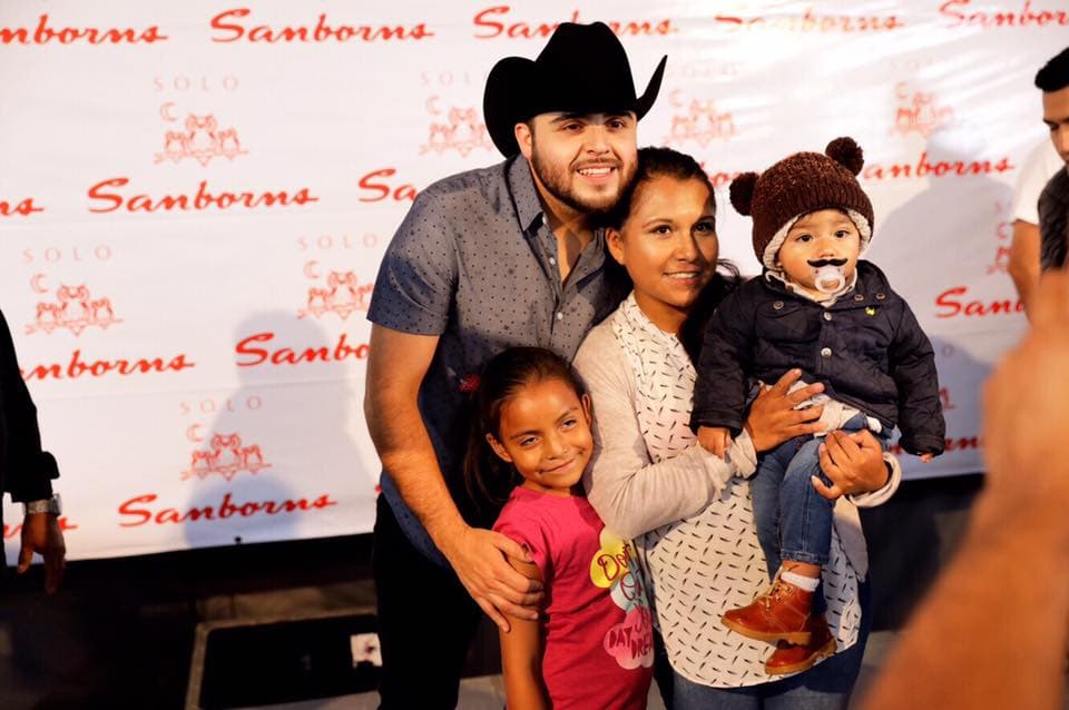 Familias enteras aguantaron las inclemencias del tiempo con tal de tomarse una foto con su ídolo.