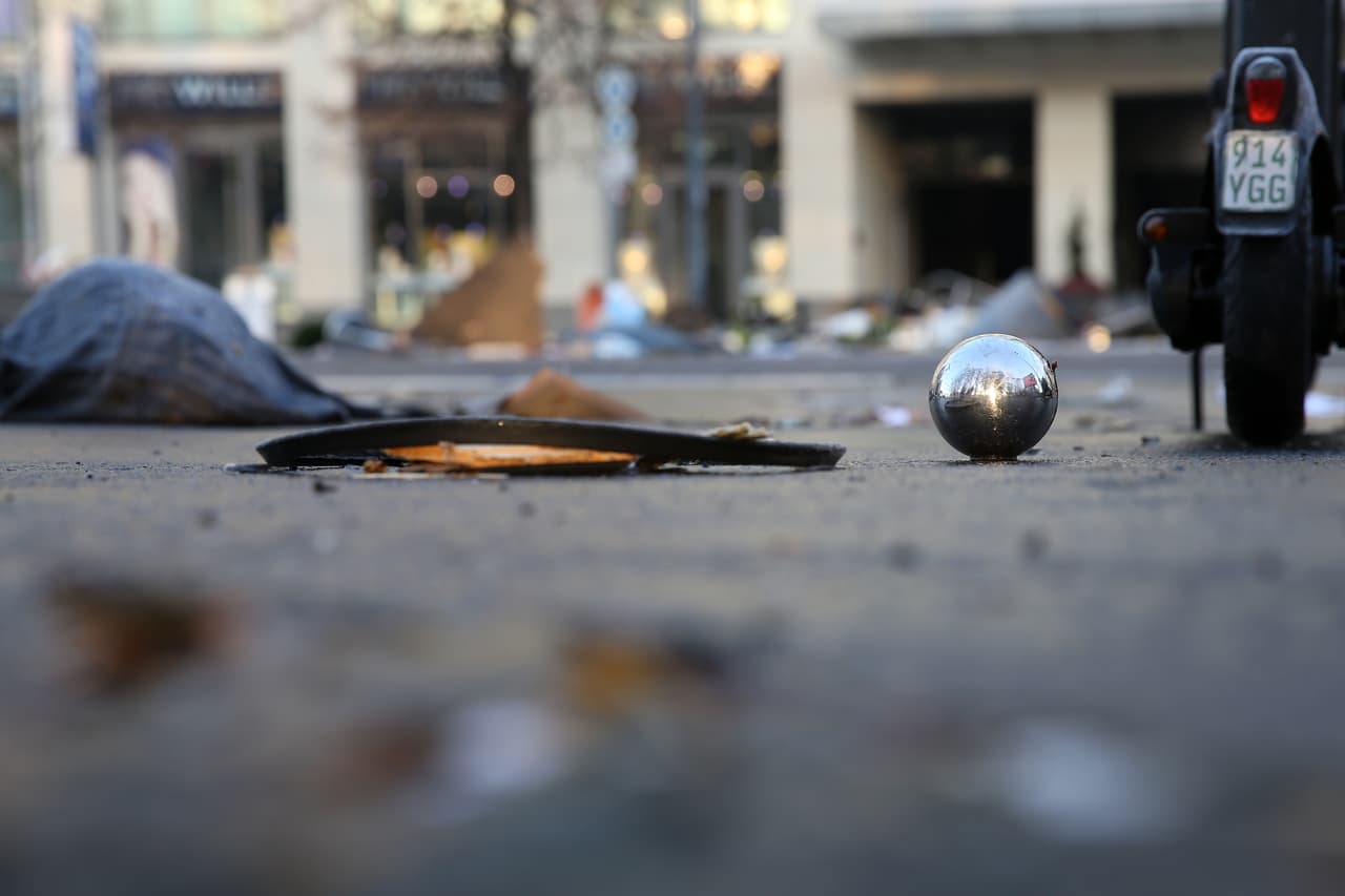 Adornos de navidad quedaron dispersos en el suelo tras el estallido del acuario en Berlín. Según el sitio web de Sea Life, el AquaDom 
<b>es el acuario cilíndrico independiente más grande del mundo.</b>