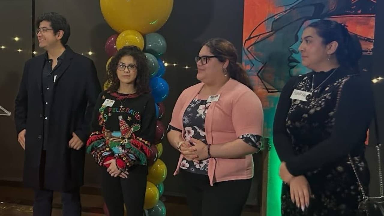 Cómo postular a las becas ALMA para jóvenes latinos que quieren estudiar periodismo