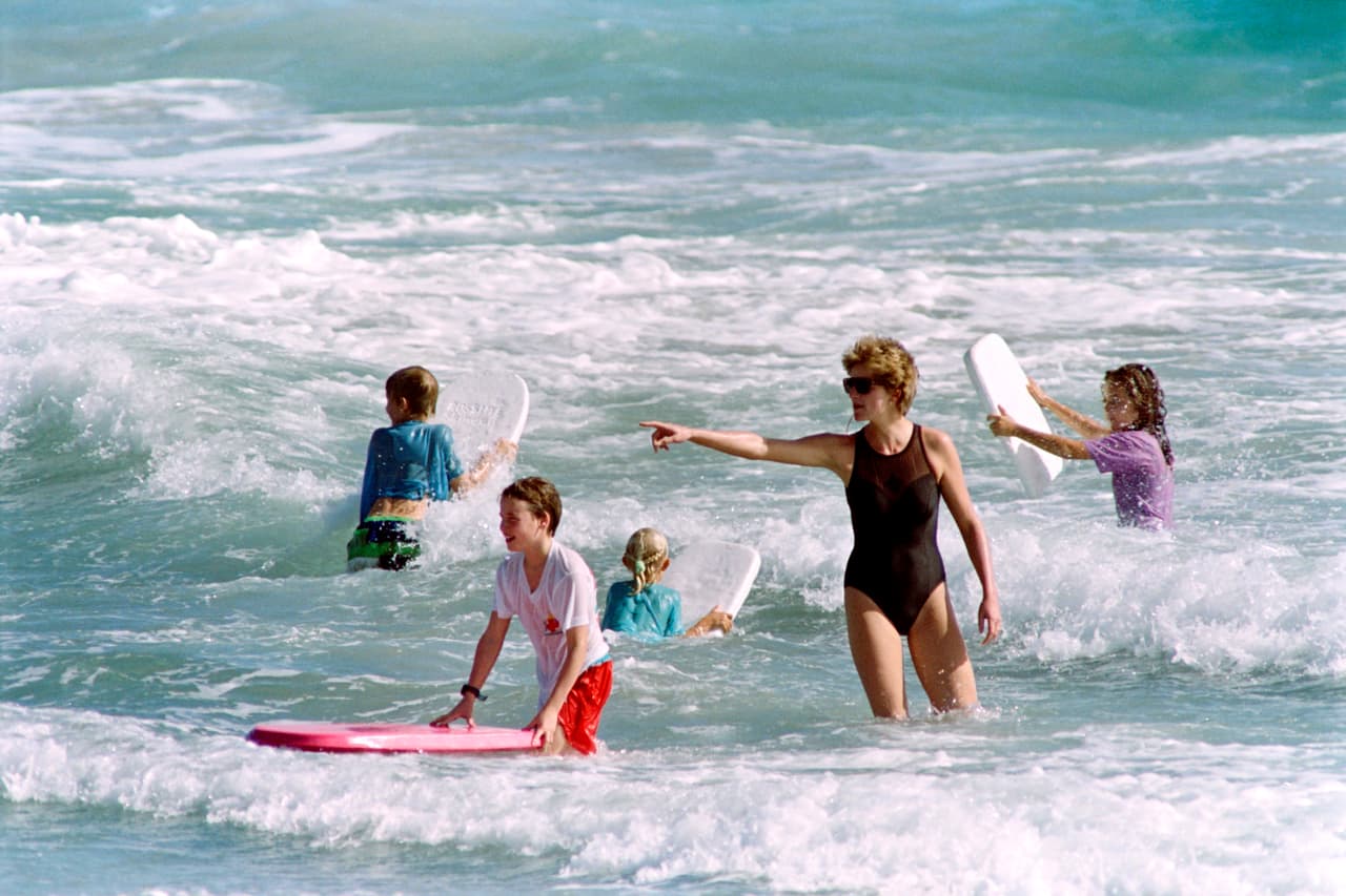 Los fans de
<b>Lady Di </b>querían saber qué pasaría con los herederos de la exprincesa, cuya crianza quedó en manos de su abuela paterna,
<b>la reina Isabel II</b>, y de su padre, el príncipe Carlos, a quien muchos no le perdonaban que hubiese
<b><a href="https://www.univision.com/entretenimiento/realeza/el-telefono-traiciono-al-principe-carlos-asi-se-entero-lady-diana-que-camilla-era-su-amante">traicionado a la madre de sus hijos con Camilla Parker</a></b>, hoy duquesa de Cornualles.