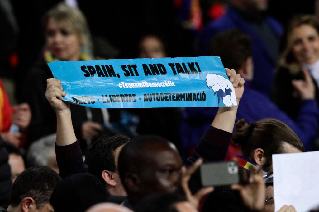 De forma pacífica, los catalanes se manifestaron con pancartas, balones y cantos al ritmo de 'Spain, sit and talk'.