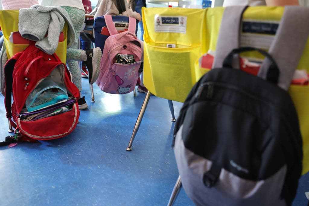 Por qué este distrito de Michigan prohibió el uso de mochilas en sus escuelas