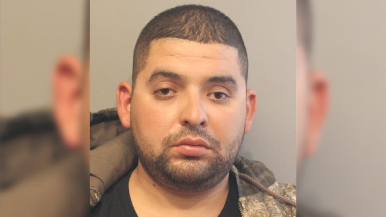 Una investigación adicional reveló que Eduardo Garza de 26 años estaba en posesión de un arma de fuego y que esta era la tercera ocasión que conducía en estado de ebriedad.