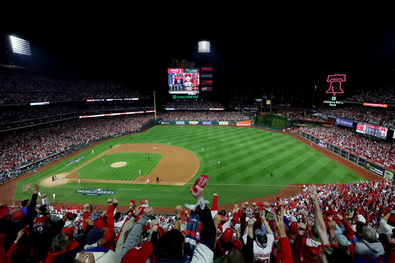 Los fanáticos reaccionan después de que Bryce Harper conecta un jonrón de dos carreras contra los Astros de Houston durante la primera entrada en el Juego Tres de la Serie Mundial 2022 en Citizens Bank Park
<b>. </b>