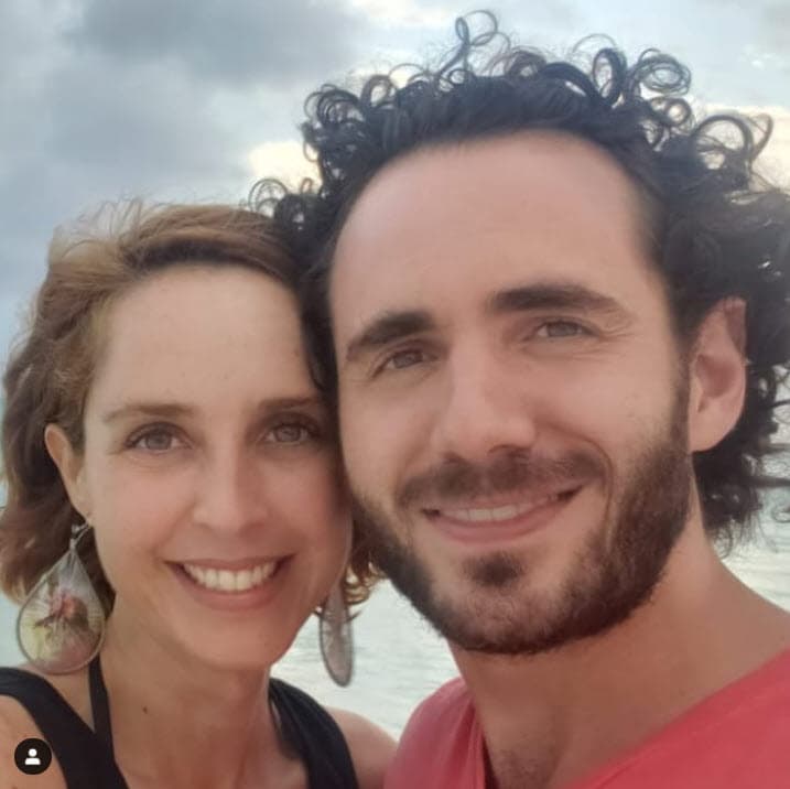 Aunque los médicos batallaron para darle un diagnóstico, "de repente" le dijeron que
<b><a href="https://www.univision.com/famosos/iran-castillo-mostro-como-va-su-embarazo-a-sus-45-anos-su-outfit-encanto-fotos" target="_blank"> estaba esperando un bebé. </a></b>
<br>