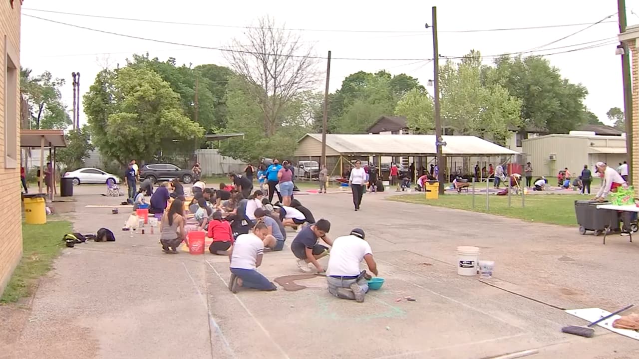 La elaboración comienza al menos dos semanas antes del Viernes Santo, los participantes se reúnen para preparar el aserrín, es una fecha que las familias completas esperan y a las que le dedican con gusto mucho tiempo, agregó el padre Walker.