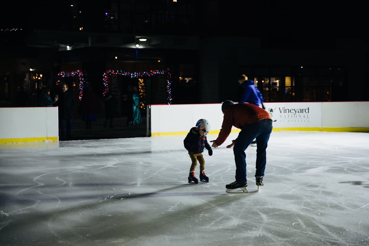 <b><a href="https://www.flightonice.com/locations/newtown-square/" target="_blank">Flight on Ice (hasta el 27 de febrero):</a></b> Otra nueva pista de patinaje sobre hielo al aire libre y pueblo de invierno está abierta en Newtown Square. Flight on Ice trae luces festivas, compras navideñas, una carpa con calefacción para disfrutar de comidas y bebidas, y una pista de 6000 pies cuadrados.