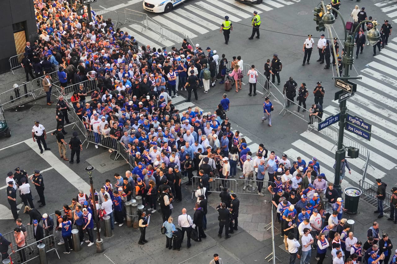 La combinación de un juego de Finales de la NBA y una visita presidencial generó congestionamientos y largas filas en los accesos al estadio.