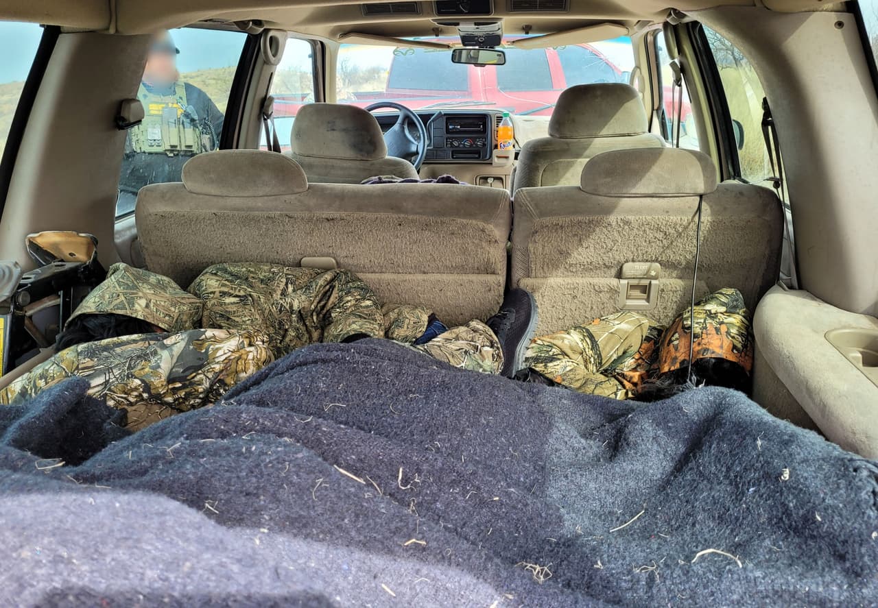 En el vehículo que conducía, encontraron a 10 inmigrantes tratando de esconderse.
